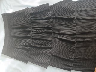 Falda negra plisada de volantes