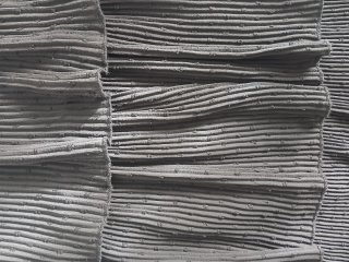 Falda negra plisada de volantes