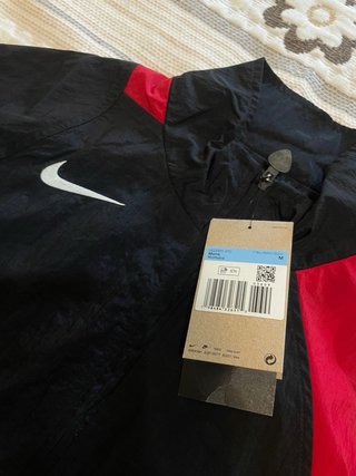 Chaqueta Nike Negra y Roja