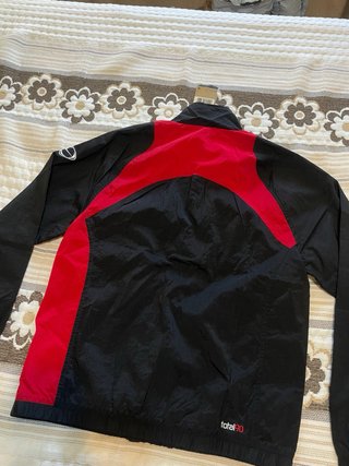 Chaqueta Nike Negra y Roja