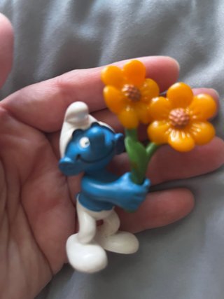 Pitufo con flores
