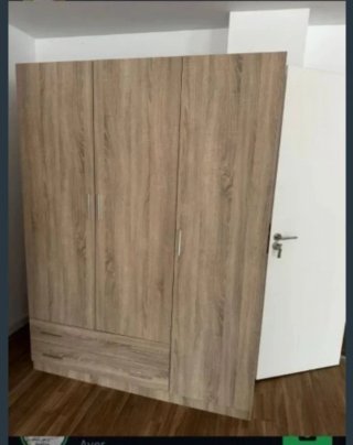 Armario de madera con cajones