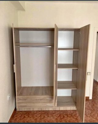 Armario de madera con cajones