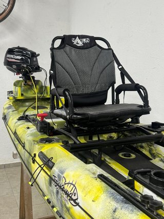 Kayak de pesca con motor Mercury 2.5