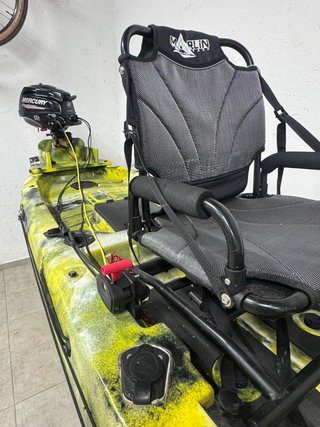 Kayak de pesca con motor Mercury 2.5