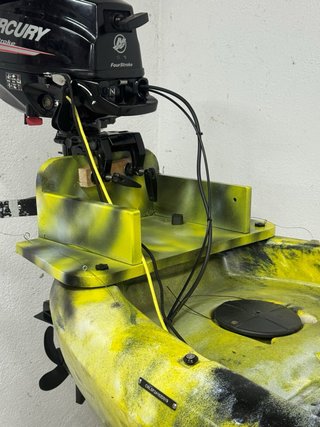 Kayak de pesca con motor Mercury 2.5