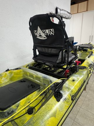 Kayak de pesca con motor Mercury 2.5