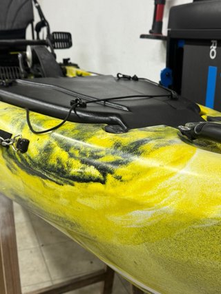 Kayak de pesca con motor Mercury 2.5