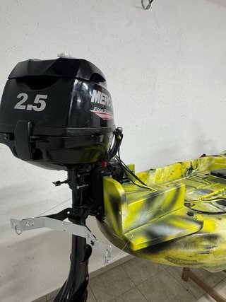 Kayak de pesca con motor Mercury 2.5