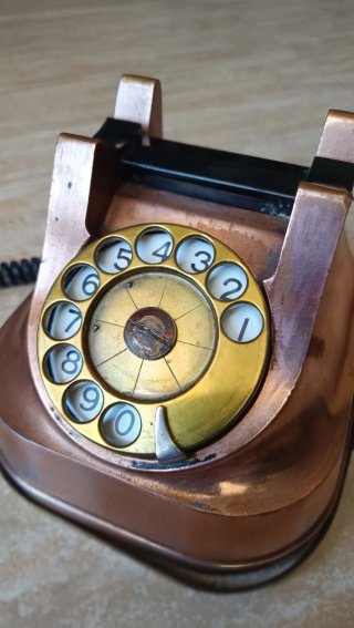Teléfono antiguo cobre