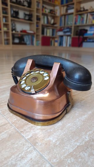 Teléfono antiguo cobre