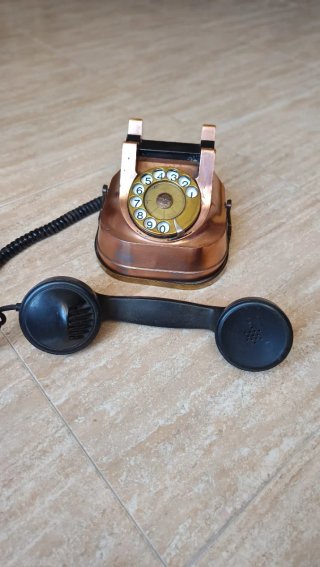 Teléfono antiguo cobre