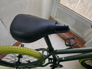 Bicicleta BMX verde  sin frenos para piruetas