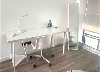 Escritorio moderno blanco. Regalo silla