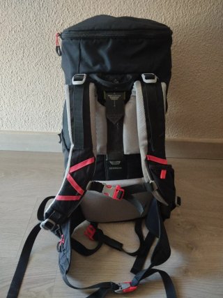 Mochila Quechua 28L Negra y Rosa