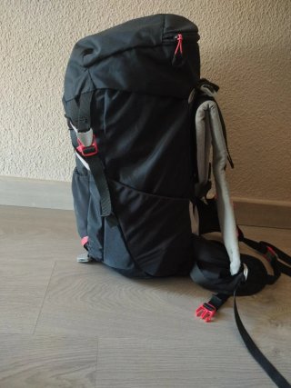 Mochila Quechua 28L Negra y Rosa