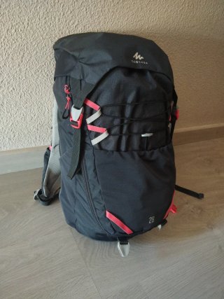 Mochila Quechua 28L Negra y Rosa