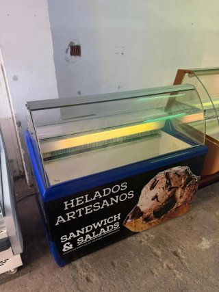 Vitrina expositora helados y sándwiches
