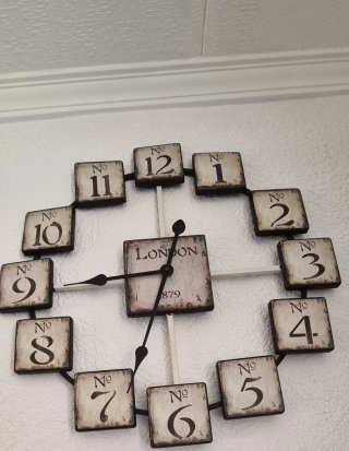 Reloj de pared metálico estilo vintage