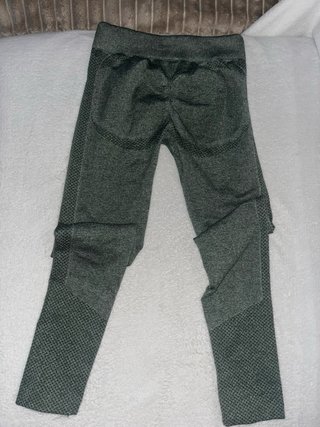 Pantalones deportivos grises y verdes