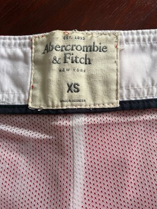 Pantalón corto Abercrombie rojo