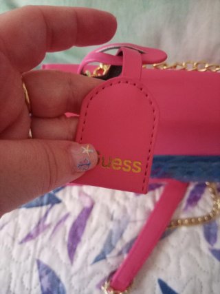 Bolso rosa con cadena dorada