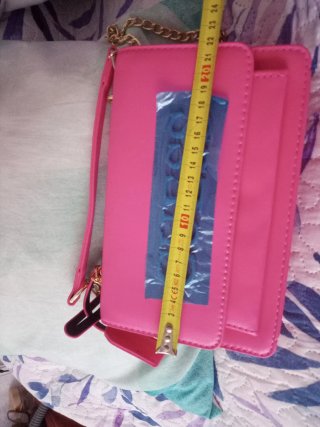 Bolso rosa con cadena dorada