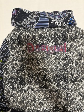 Cazadora Desigual estampada acolchada