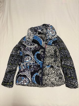 Cazadora Desigual estampada acolchada
