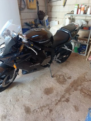 Hyosung GT250R Negra con solo 3.900km