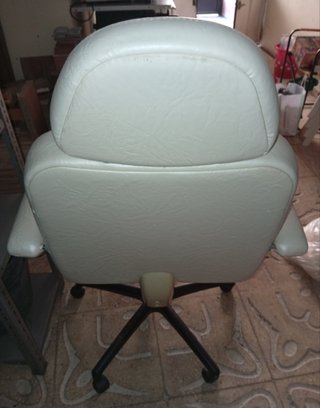 Sillón polipiel blanco con ruedas