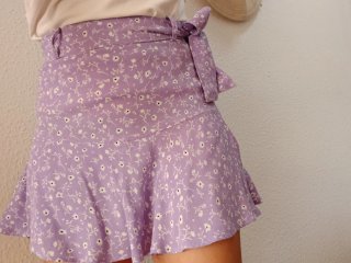 Conjunto falda pantalón floral lila y camiseta