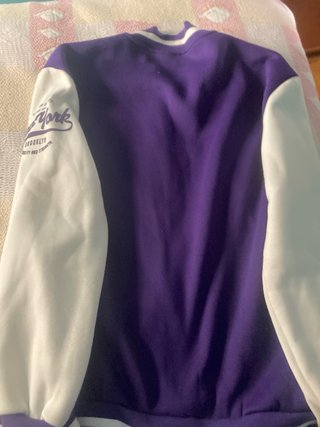 Chaqueta universitaria morada y blanca New York L