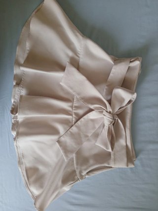 Conjunto falda pantalon con lazo beige y blusa