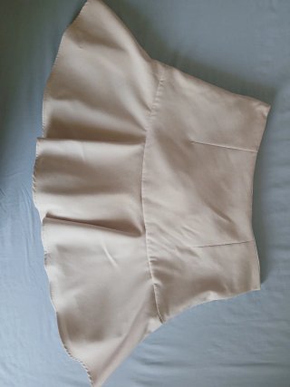 Conjunto falda pantalon con lazo beige y blusa