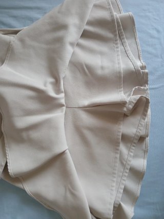 Conjunto falda pantalon con lazo beige y blusa