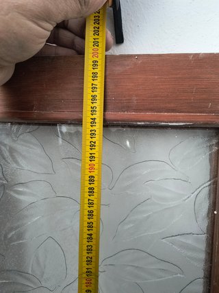 Puerta de madera con cristal