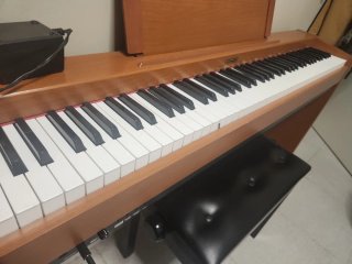 Piano Kawai con banco