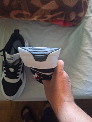 Zapatillas Puma Blancas y Rojas