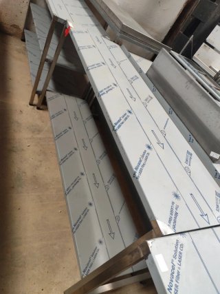 MESA ACERO CON ESTANTE EN SALDO 1.62 MIRAMIPERFIL