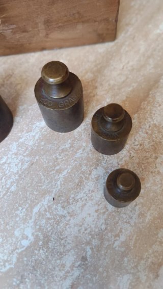 JUEGO DE PESAS DE LATON ANTIGUO.