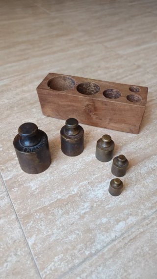 JUEGO DE PESAS DE LATON ANTIGUO.