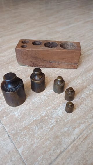JUEGO DE PESAS DE LATON ANTIGUO.