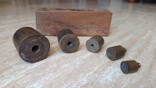 JUEGO DE PESAS DE LATON ANTIGUO.
