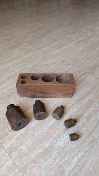 JUEGO DE PESAS DE LATON ANTIGUO.