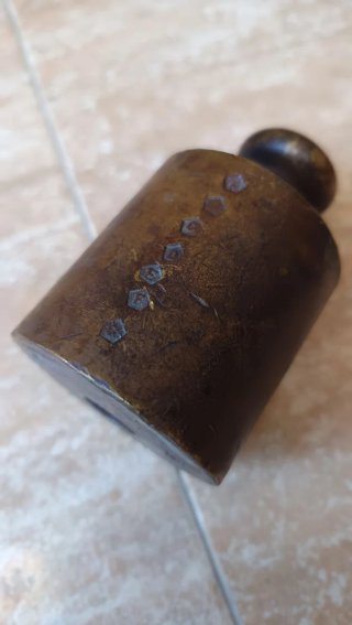 JUEGO DE PESAS DE LATON ANTIGUO.