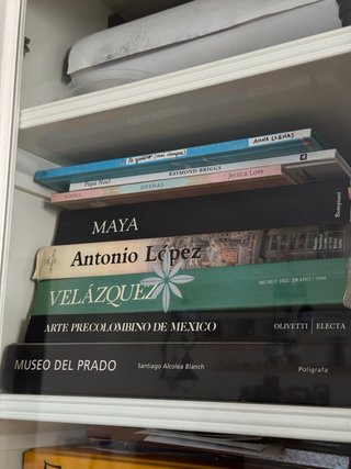 Librería Ikea blanca con puertas de cristal