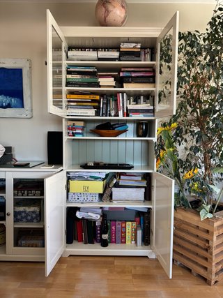 Librería Ikea blanca con puertas de cristal
