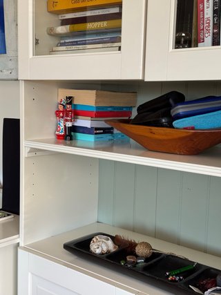 Librería Ikea blanca con puertas de cristal