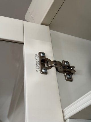 Librería Ikea blanca con puertas de cristal